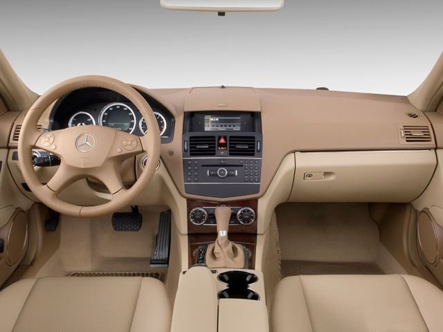A picture of the inside of Mercedes-Benz C200 (W204) 
